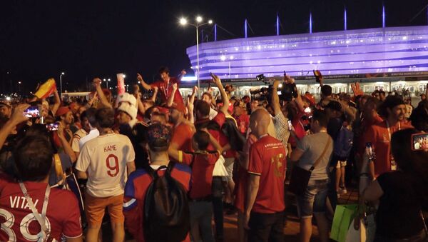 Futbola fani no Anglijas un Beļģijas brāļojās pēc mača Kaļiņingradā - Sputnik Latvija