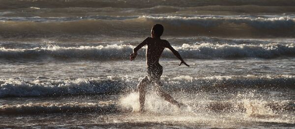 Отдыхающий на городском пляже - Sputnik Латвия