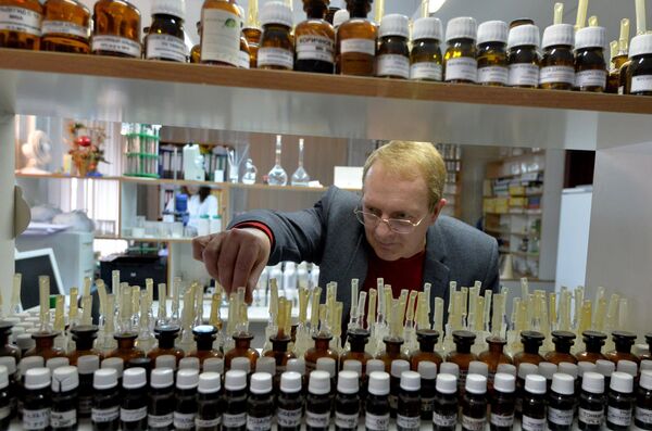 Парфюмер Олег Выглазов в лаборатории - Sputnik Латвия