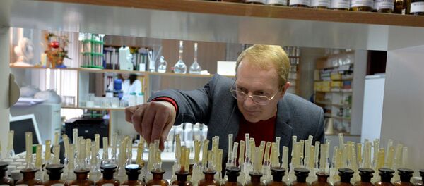 Парфюмер Олег Выглазов в лаборатории - Sputnik Latvija