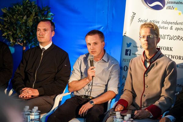 Дискуссия Школы русского нацменьшинства - перспективы и будущее: Виктор Урвачев, Эдгарс Энгизерс и Юргис Клотиншь - Sputnik Латвия