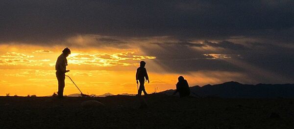 Поиск метеоритов в пустыне Поиск метеоритов в пустыне - Sputnik Latvija