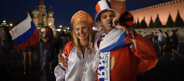 Болельщики празднуют победу сборной России Болельщики празднуют победу сборной России - Sputnik Латвия