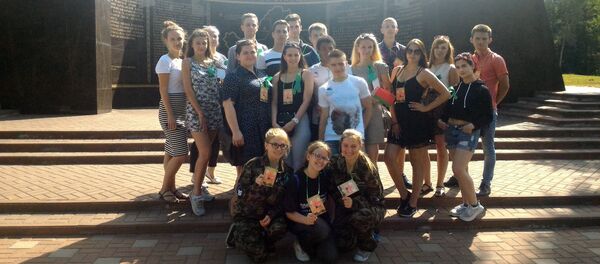 Делегации Белоруссии, Латвии и Эстонии на фестивале Партизанскими тропами Брянщины - Sputnik Латвия