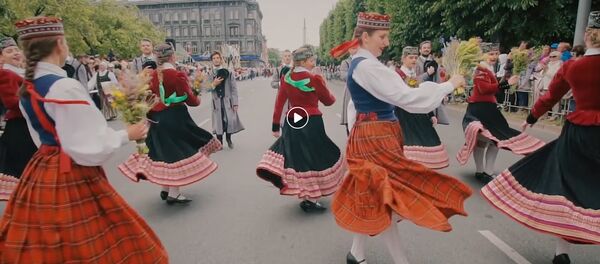 Торжественное шествие участников XXVI Вселатвийского праздника песни и XVI Праздника танца Торжественное шествие участников XXVI Вселатвийского праздника песни и XVI Праздника танца - Sputnik Латвия