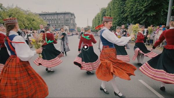 Торжественное шествие участников XXVI Вселатвийского праздника песни и XVI Праздника танца - Sputnik Латвия