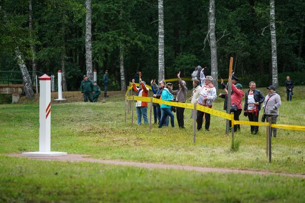 Латвийцы под присмотром пограничников приветствуют россиян - Sputnik Латвия