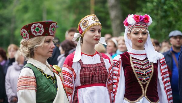 Девушки в национальных костюмах Латвии, России и Белоруссии - Sputnik Латвия