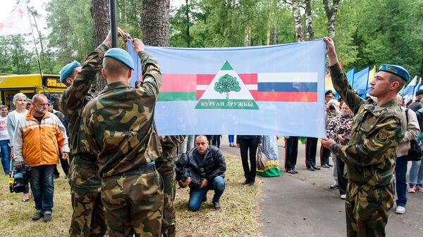 Белорусские десантники с официальным флагом Кургана Дружбы - Sputnik Латвия