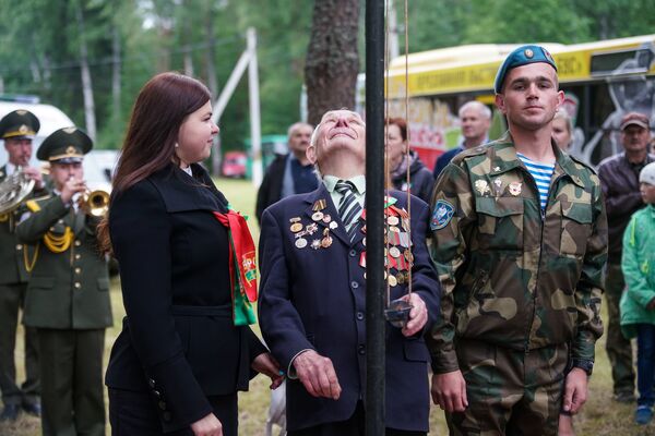 Ветеран ВОВ поднимает флаг - Sputnik Латвия