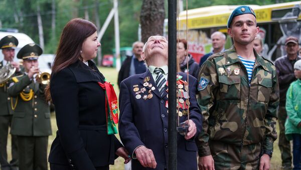 Ветеран ВОВ поднимает флаг - Sputnik Латвия