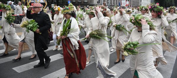 Торжественное шествие участников XXVI Вселатвийского праздника песни и XVI Праздника танца - Sputnik Латвия