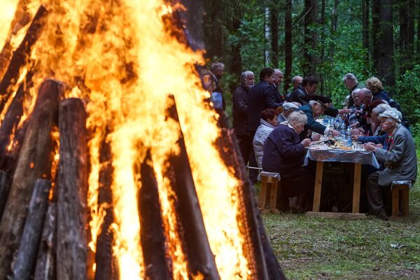 Под треск партизанского костра ветераны вспомнили нелегкие годы войны - Sputnik Латвия