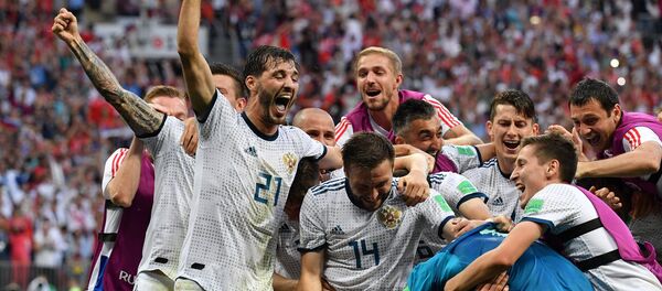 Игроки сборной России радуются победе в матче 1/8 финала чемпионата мира по футболу между сборными Испании и России. - Sputnik Латвия