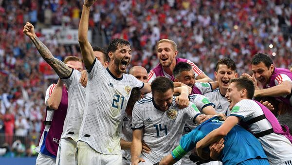 Игроки сборной России радуются победе в матче 1/8 финала чемпионата мира по футболу между сборными Испании и России. - Sputnik Латвия
