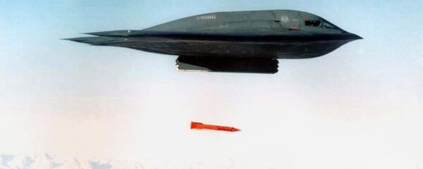 Американский бомбардировщик B-2 Spirit сбрасывает бомбу  B61. Архивное фото Американский бомбардировщик B-2 Spirit сбрасывает бомбу  B61. Архивное фото - Sputnik Latvija