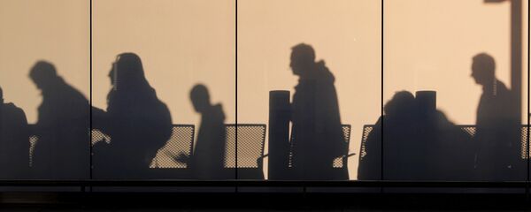 Пассажиры в аэропорту Пассажиры в аэропорту - Sputnik Latvija
