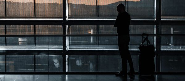 Пассажир в аэропорту Пассажир в аэропорту - Sputnik Latvija