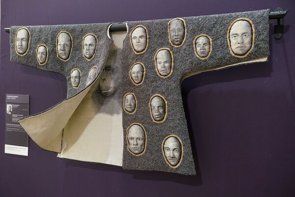 Работы известного американского художника по текстилю Джона Эрика Риса. Его расшитые вручную бусинами гобелены выставлены в Риге впервые - Sputnik Латвия