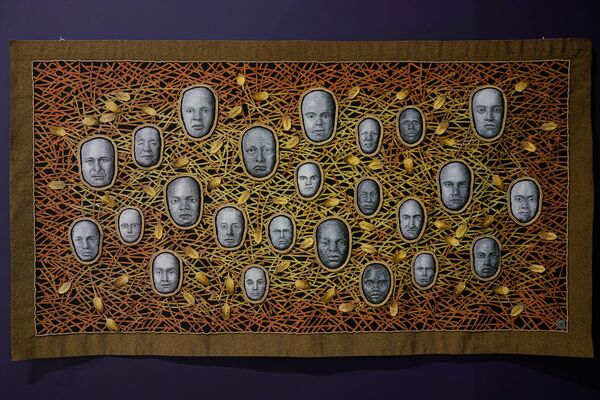 Работы известного американского художника по текстилю Джона Эрика Риса. Его расшитые вручную бусинами гобелены выставлены в Риге впервые Работы известного американского художника по текстилю Джона Эрика Риса. Его расшитые вручную бусинами гобелены выставлены в Риге впервые - Sputnik Латвия