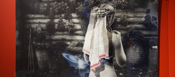 Автопортрет литовской художницы Лины Йоники в смешанной технике – фотография, вышивка льняными нитями и пластмассовые пластины - Sputnik Латвия