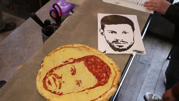 Футбольные пиццы делают в одном из ресторанов Петербурга - Sputnik Латвия