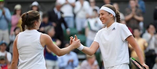 Латвийская теннисистка Елена Остапенко пожимает руку британской теннисистке Кэти Данн - Sputnik Латвия