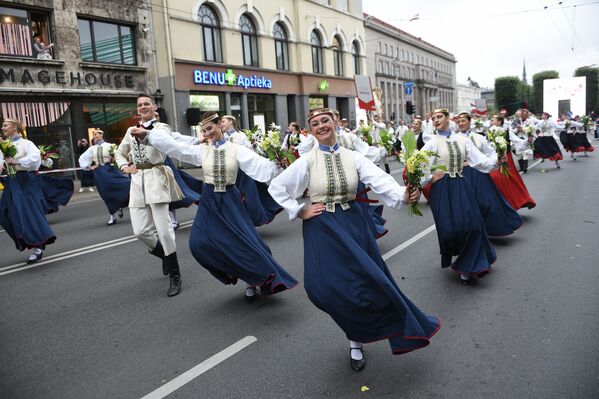 Участники XXVI Вселатвийского праздника песни и XVI Праздника танца. - Sputnik Латвия