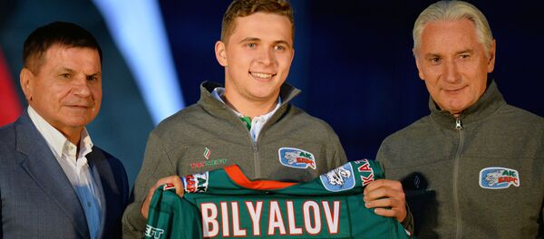 Генеральный менеджер ХК Ак Барс Равиль Шавалеев, вратарь Тимур Билялов и главный тренер Зинэтула Билялетдинов (слева направо) во время презентации хоккейной команды Ак Барс сезона 2016/2017 в Казани. - Sputnik Латвия