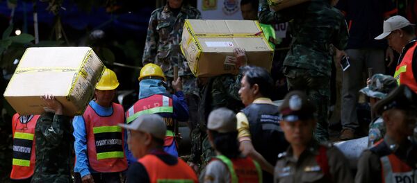 Спасатели доставляют необходимые вещи в пещерный комплекс в провинции Мае Саи на севере Таиланда - Sputnik Латвия