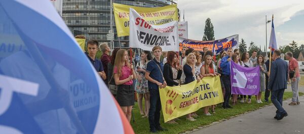 Пикет против латвийской реформы образования в Страсбурге, 4 июля 2018 - Sputnik Latvija