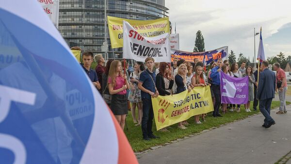 Пикет против латвийской реформы образования в Страсбурге, 4 июля 2018 - Sputnik Latvija