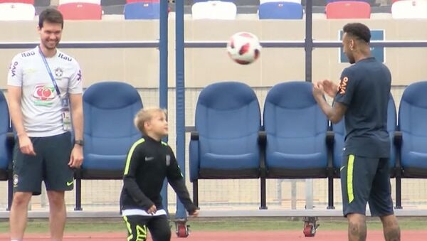 Futbola nākotne: brazīlietis Neimars trenē dēlu Sočos - Sputnik Latvija