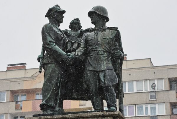 Памятник советско-польскому братству по оружию в центре города Легница. Согласно антикоммунистическому закону, в Польше до 30-го марта планируется снести более 500 памятников советской эпохи. - Sputnik Латвия