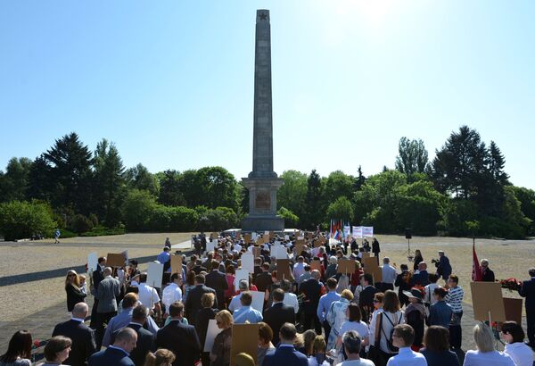 Церемония возложения венков и цветов на Мемориальном кладбище-мавзолее советских воинов во время акции Бессмертный полк в Варшаве. - Sputnik Латвия