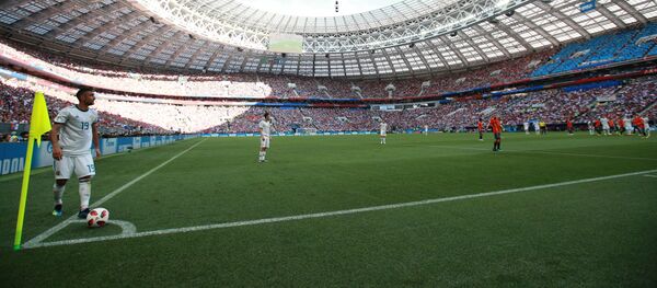 Российский футболист Александр Самедов в матче 1/8 финала чемпионата мира по футболу между сборными Испании и России, 2018 год Российский футболист Александр Самедов в матче 1/8 финала чемпионата мира по футболу между сборными Испании и России, 2018 год - Sputnik Латвия