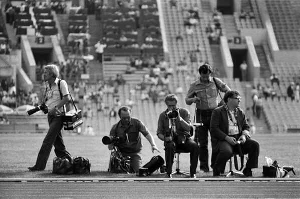 Фотокорреспонденты готовятся к съемкам соревнований XXII Олимпийских игр на московском стадионе, 1980 год - Sputnik Латвия