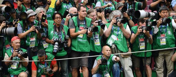 Фотографы на поле перед матчем группового этапа чемпионата мира по футболу между сборными Португалии и Марокко, 2018 год - Sputnik Латвия