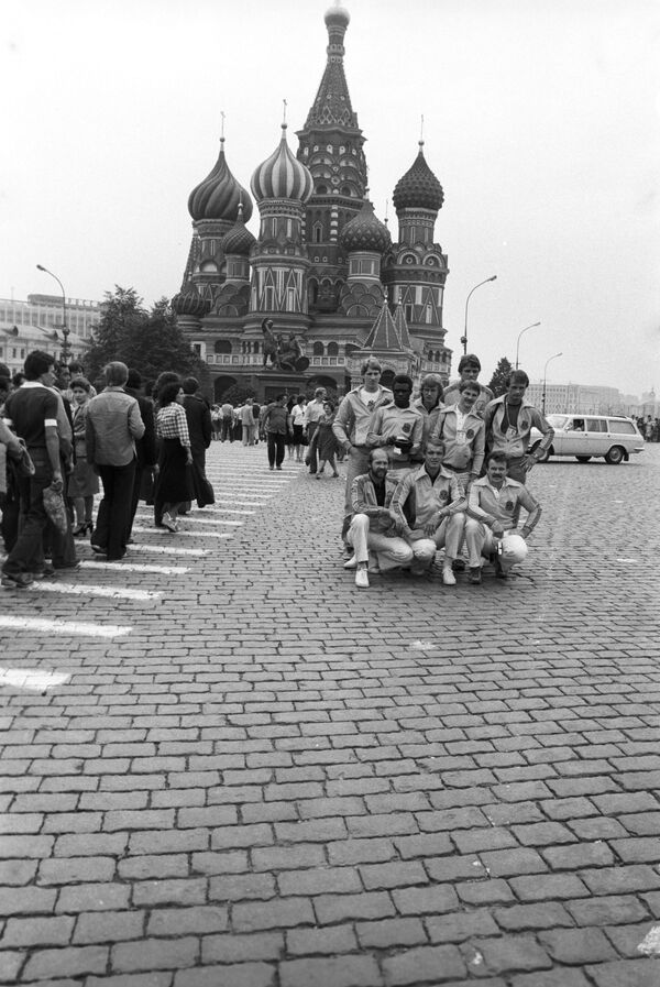 XXII Олимпийские игры. Иностранные туристы — гости московской Олимпиады — на Красной площади, 1980 год - Sputnik Латвия