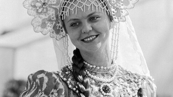 Жительница Москвы в русском национальном костюме участвует в церемонии награждения победителей XXII Олимпийских игр, 1980 год - Sputnik Латвия