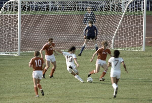Футболисты сборных СССР и Венесуэлы во время матча на XXII Олимпийских играх в Москве, 1980 год - Sputnik Латвия