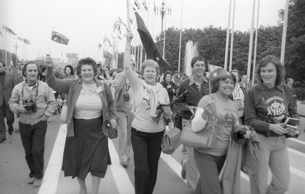 Иностранные туристы — гости XXII летних Олимпийских игр на стадионе Лужники в Москве, 1980 год - Sputnik Латвия