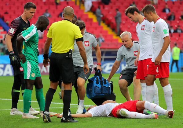 Ян Беднарек получает травму в матче группового этапа чемпионата мира по футболу между сборными Польши и Сенегала, 2018 год - Sputnik Латвия