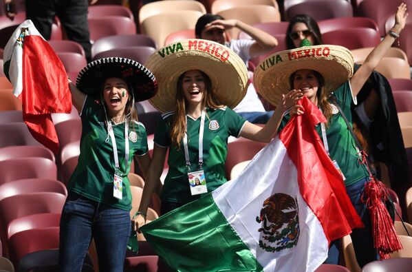 Болельщики сборной Мексики перед началом матча группового этапа чемпионата мира по футболу между сборными Германии и Мексики, 2018 год - Sputnik Латвия
