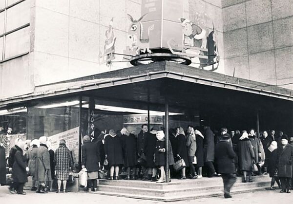 Главный вход универмага Детский мир, 60-е годы - Sputnik Латвия