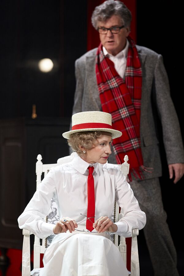 Актриса Ольга Прокофьева в спектакле Пигмалион Актриса Ольга Прокофьева в спектакле Пигмалион - Sputnik Латвия