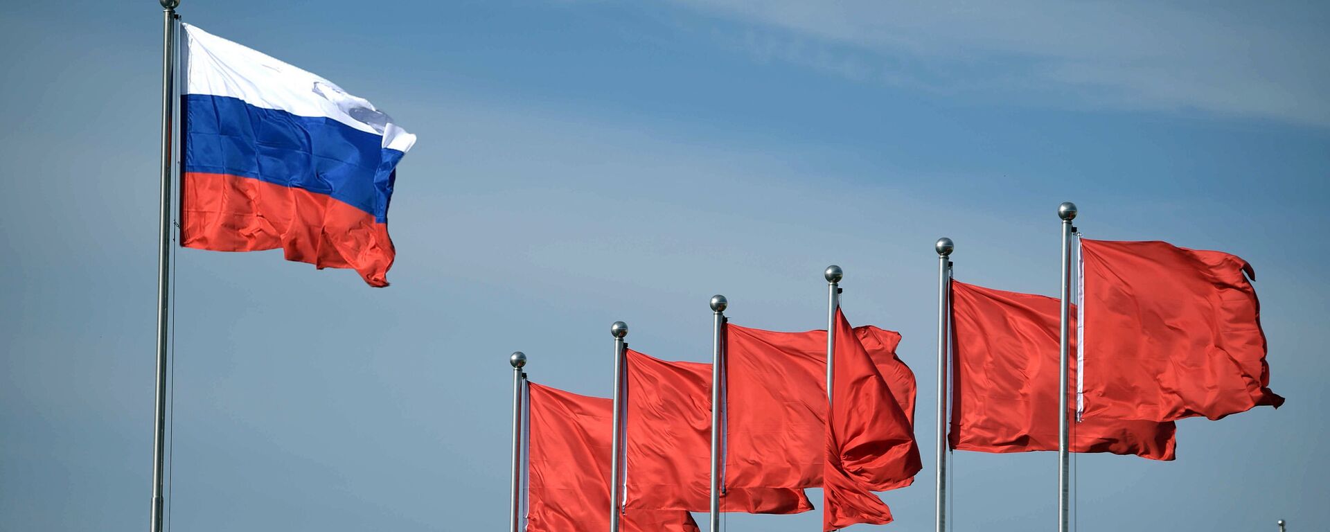 Флаг России и флаги КНР - Sputnik Латвия, 1920, 07.09.2019