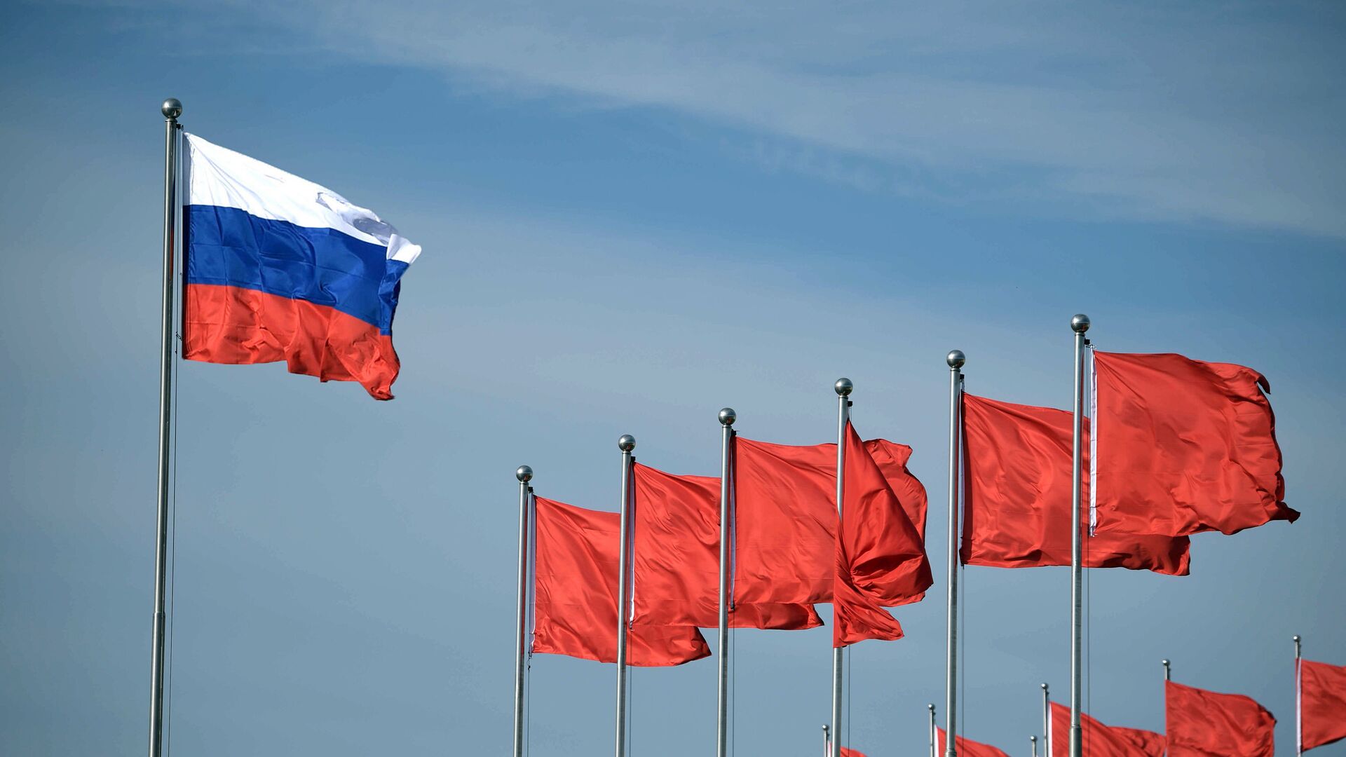 Флаг России и флаги КНР - Sputnik Латвия, 1920, 25.09.2021