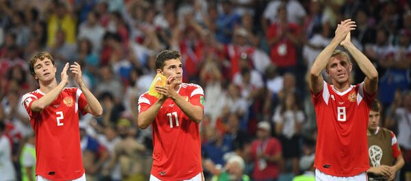 Слева направо: Марио Фернандес (Россия), Роман Зобнин (Россия) и Юрий Газинский (Россия) после поражения в матче 1/4 финала чемпионата мира по футболу между сборными России и Хорватии. Слева направо: Марио Фернандес (Россия), Роман Зобнин (Россия) и Юрий Газинский (Россия) после поражения в матче 1/4 финала чемпионата мира по футболу между сборными России и Хорватии. - Sputnik Латвия