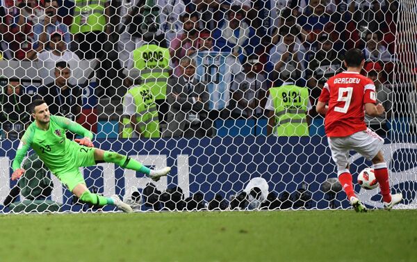 Слева направо: вратарь Даниел Субашич (Хорватия) и Алан Дзагоев (Россия) во время пенальти в матче 1/4 финала чемпионата мира по футболу между сборными России и Хорватии. - Sputnik Латвия